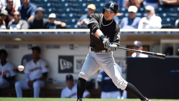 ichiro-hits-record-marlins-pete-rose.jpg